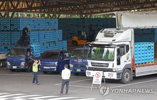 하이트진로 공장 찾은 도매상 차량. ※기사와 직접적인 관련이 없습니다. <연합뉴스>